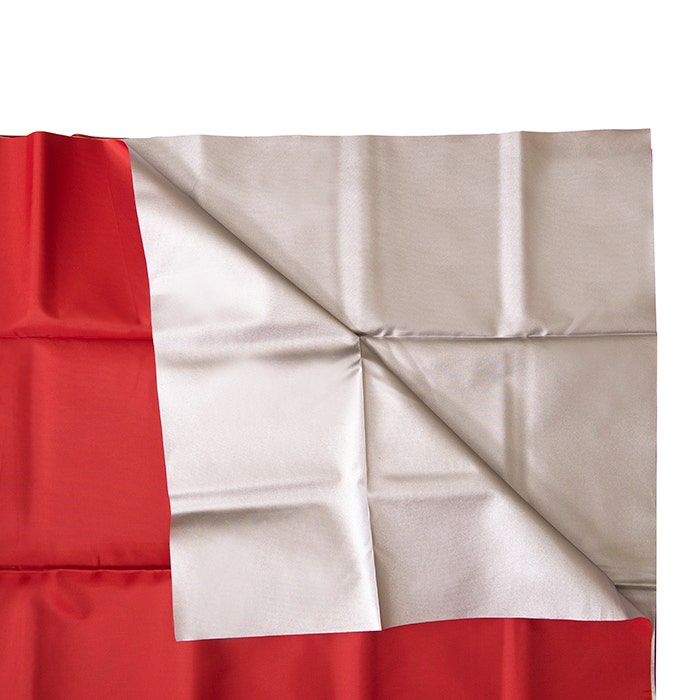 Avaruuslakanan folioitu puoli pitää potilaan lämpimänä.