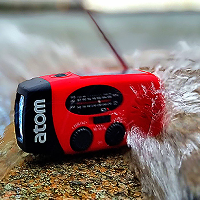 Hätäradio valolla ja varavirtalähteellä