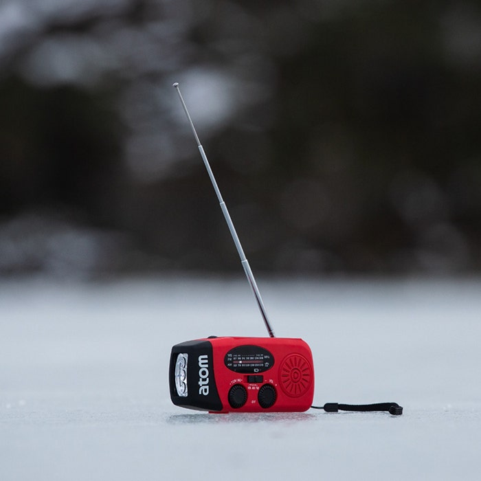 Hätäradio valolla ja varavirtalähteellä