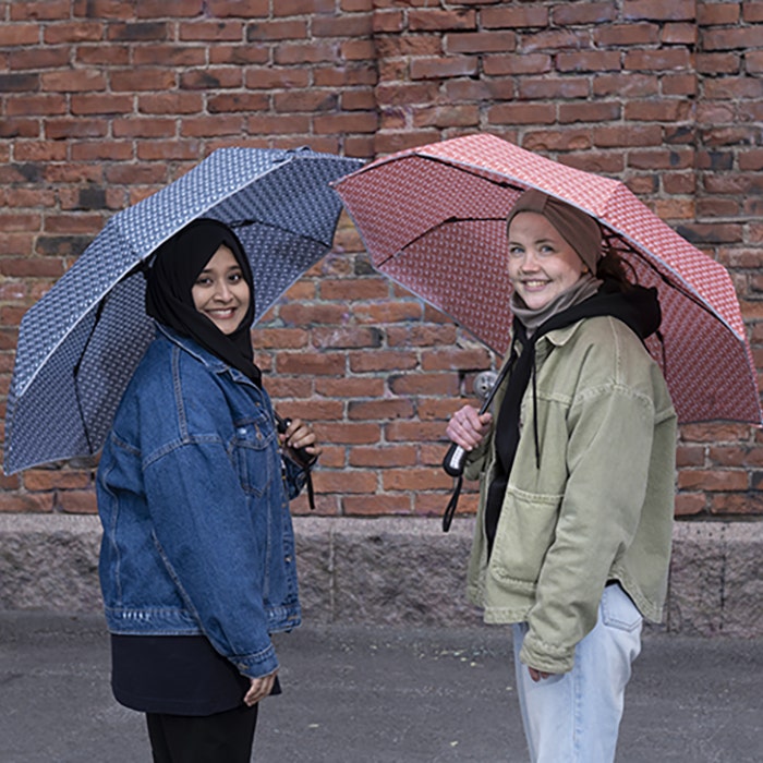 Heijastava sateenvarjo Suoja, punainen Avun askel -kuosi