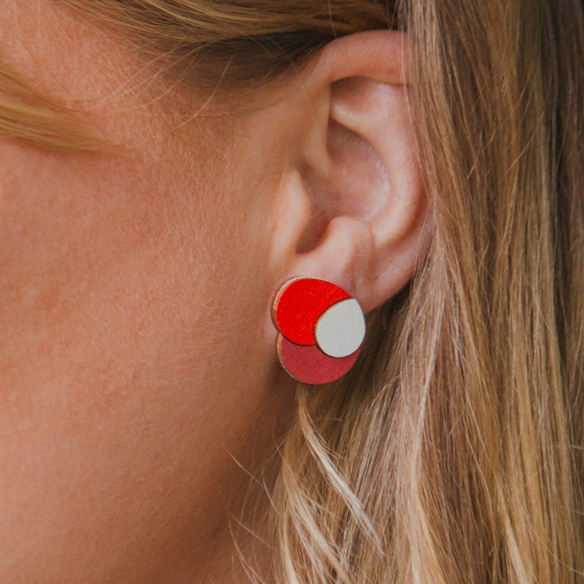 Huoma knappörhängen, röda