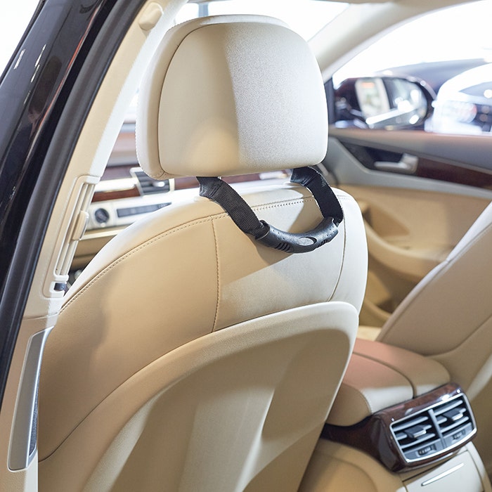 Kuvassa apukahva on kiinnitettynä auton niskatukeen