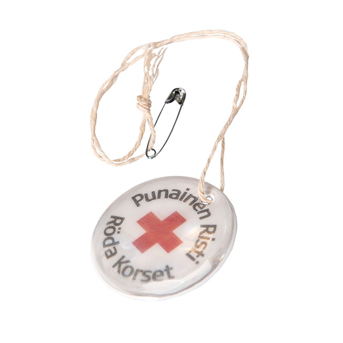 Maapalloheijastimen kääntöpuolella on Punaisen Ristin tunnus