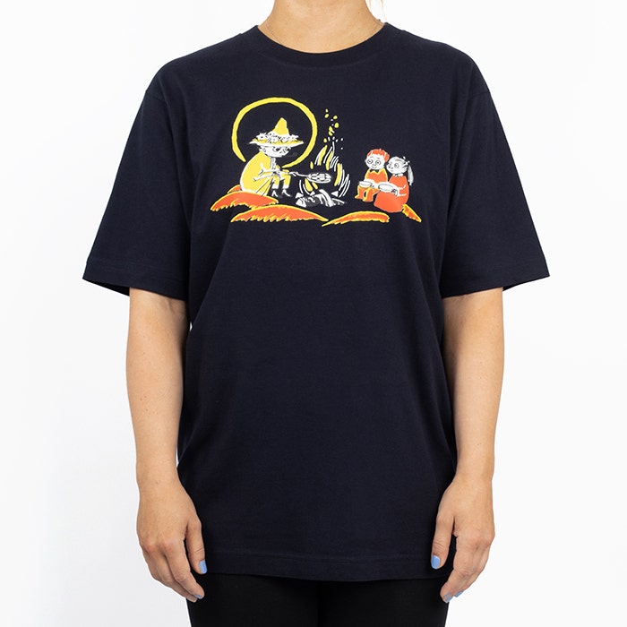 henkilö, jolla päällä tummansininen t-paita, jossa muumiaiheinen kuva