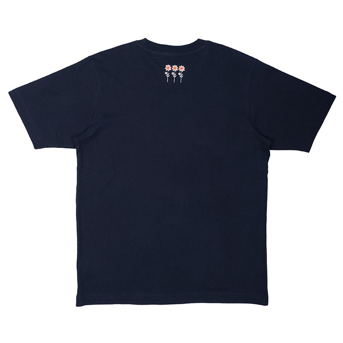 Paidan takaosassa on niskassa painatus, jossa kolme oranssia kukkaa.