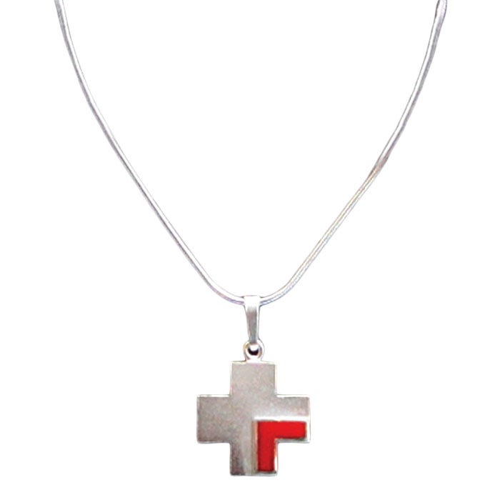 Hopeisessa ristissä on punainen palanen