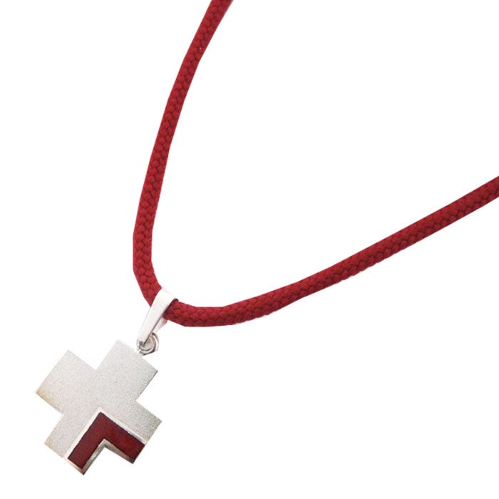 Kaunis hopeinen riipus nailonnyörissä