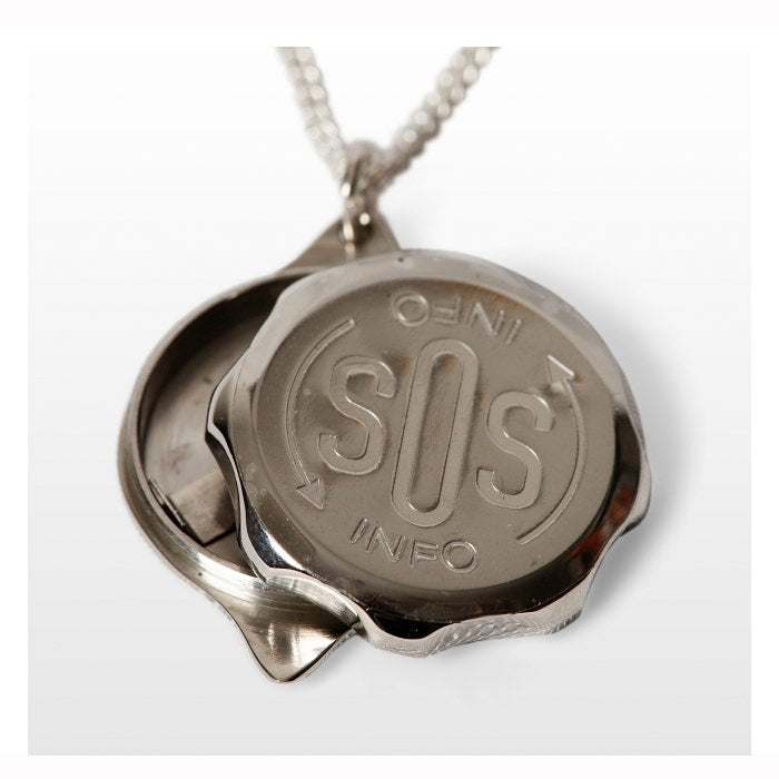 SOS-riipus hopeaketjulla