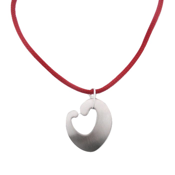 Hopeinen sydänriipus punaisella nailonnyörillä