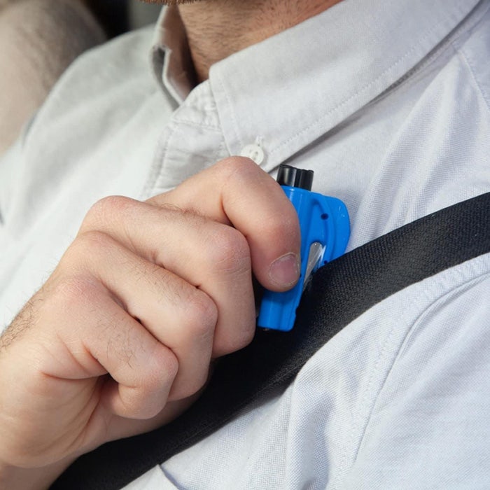 Turvavyö leikataan avaimenperällä, jossa on terä.