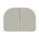 Istuinalusta taittuu nelinkerroin ja menee pieneen tilaan.