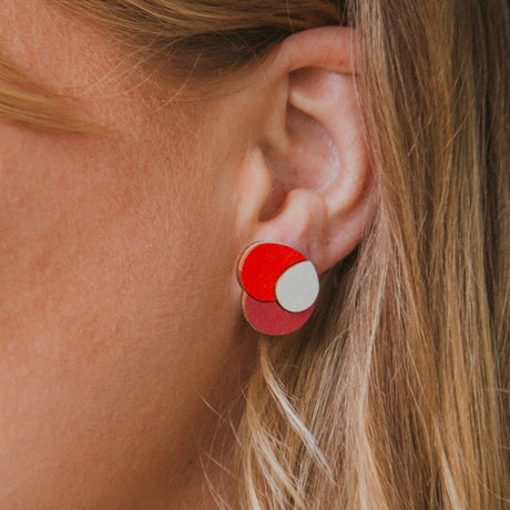 Huoma knappörhängen, röda