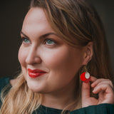 Huoma hängande örhängen, röda med guldförgyllda delar