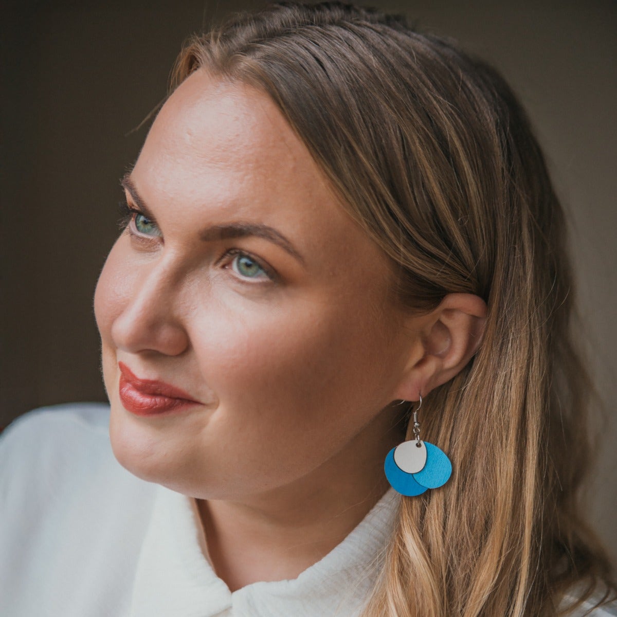 Huoma hängande örhänge, blåa med silverfärgade delar