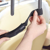 Kuvassa näytetään kuinka apukahva kiinnitetään auton etupenkin niskatukeen
