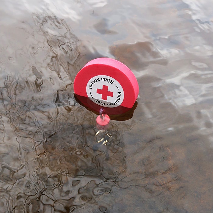 Kelluva avaimenperä logolla