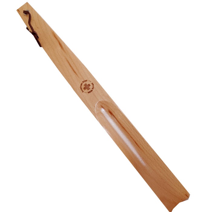 Puinen kenkälusikka Punaisen Ristin tunnuksella.