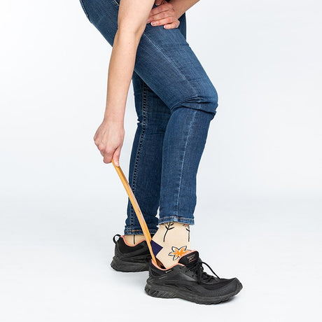 Puinen kenkälusikka Punaisen Ristin tunnuksella