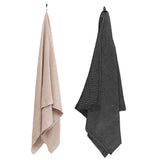 Vohvelikankaiset kylpypyyhkeet vaalean värisenä ja harmaana Punaisen Ristin kaupasta. 