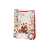 Lahjakassissa herkkä jouluinen kuvitus jossa on kaksi karhua lumisessa metsämaisemassa