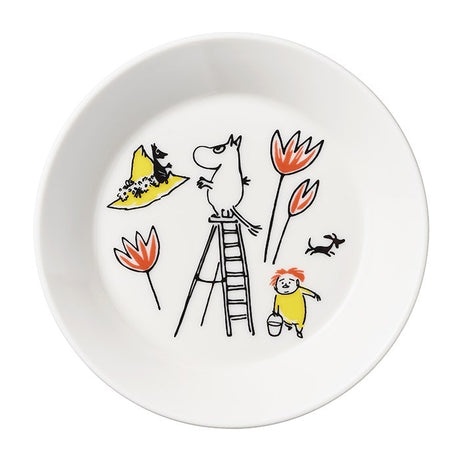 Kuvassa Muumi -lautanen, missä on Tove Janssonin Punaiselle Ristille piirtämä Muumipeikko-hahmo kiipeilee tikapuilla.