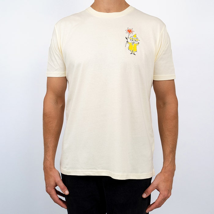 Henkilö, jolla vaalea t-paita päällä. Paidassa hahmo Nuuskamuikkunen. 