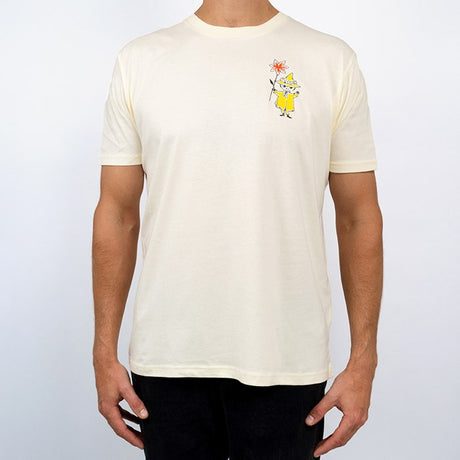 Henkilö, jolla vaalea t-paita päällä. Paidassa hahmo Nuuskamuikkunen. 