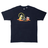 Navy-paidassa Nuuskamuikkunen on nuotiolla ystäviensä kanssa.