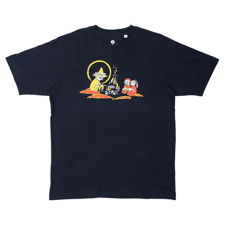 Navy-paidassa Nuuskamuikkunen on nuotiolla ystäviensä kanssa.