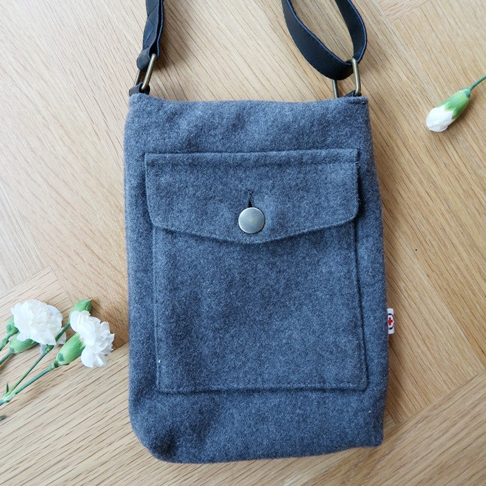 Olkalaukku sarkakankaasta