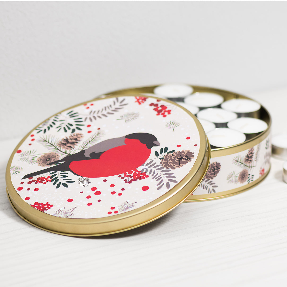 Tuikkuja metallirasiassa punatulkku