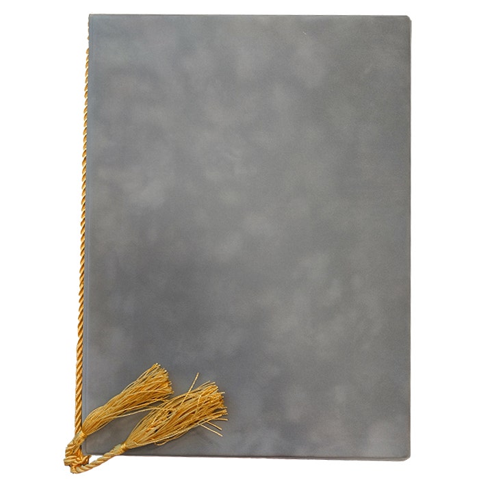 Samettikansissa on juhlavaa arvokkuutta