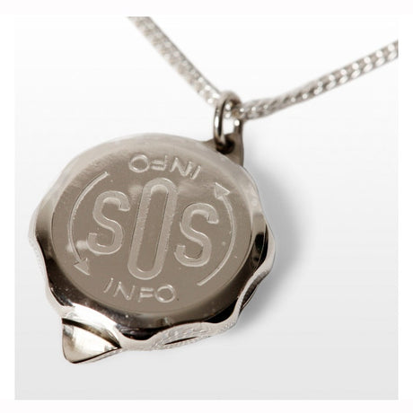 SOS-riipus hopeaketjulla