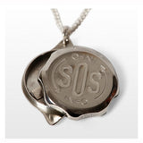 SOS-riipus hopeaketjulla