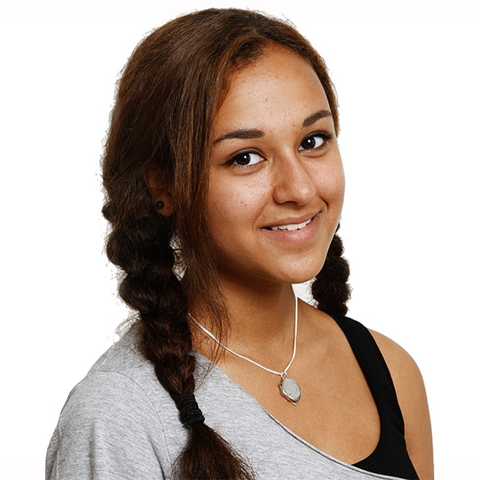 SOS-riipus hopeaketjulla