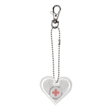 Sydämen muotoinen heijastin jossa Punaisen Ristin logo