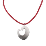 Hopeinen sydänriipus punaisella nailonnyörillä