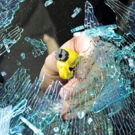 Auton ikkuna särjetään avaimenperässä olevalla ikkunapiikillä. 