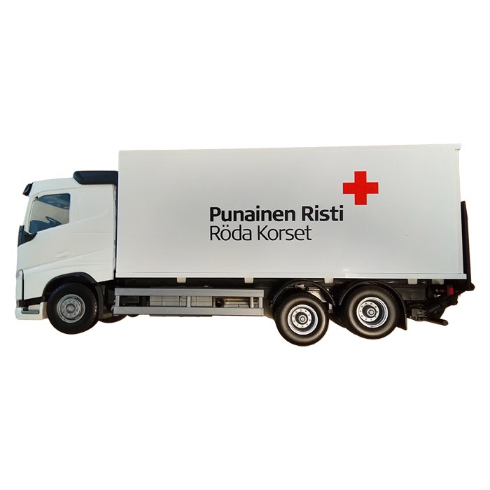 Volvo-jakeluautossa on Punaisen Ristin järjestötunnus painettuna tavaratilan kylkeen.