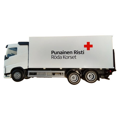 Volvo-jakeluautossa on Punaisen Ristin järjestötunnus painettuna tavaratilan kylkeen.